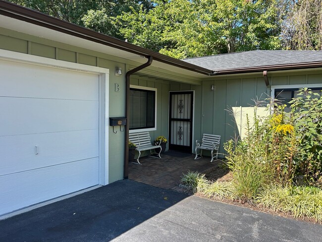 Building Photo - Black Mountain - Single Level Two Bedroom ...