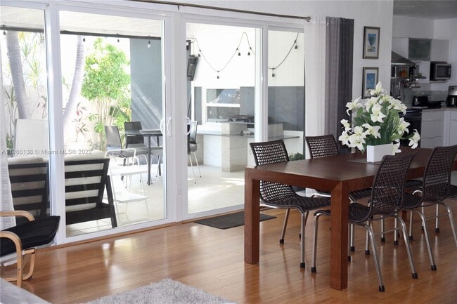 Building Photo - 1650 NE 171st St