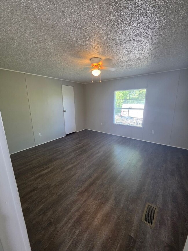 Building Photo - 3 bedrooms 2 baths