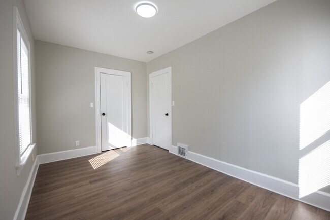 Building Photo - 2112 Lincoln Ave