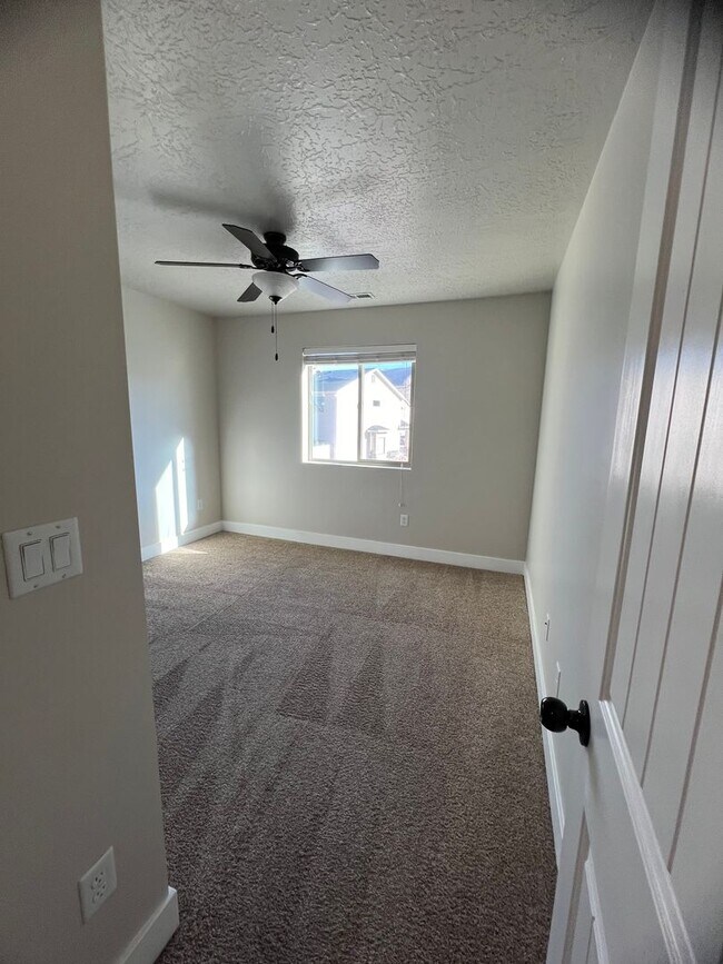 Building Photo - Located in Meadow Crest- 3 bedrooms 3 baths