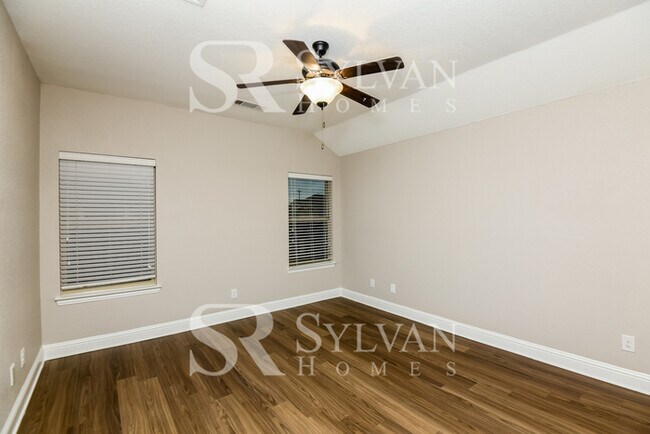 Building Photo - Prepare to be impressed by this 4bedroom, 2.5 bathroom home