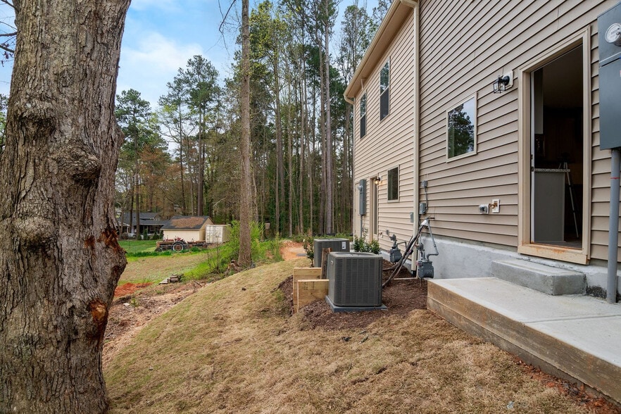Building Photo - Room in Townhome on Switch St