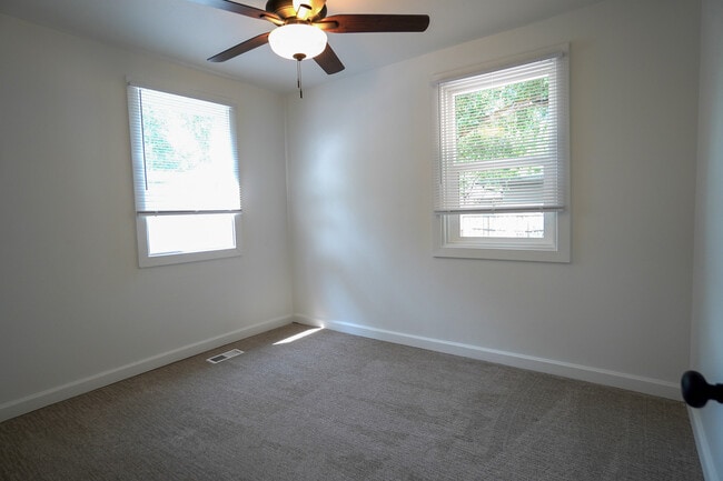 Building Photo - 4213 W Clark St