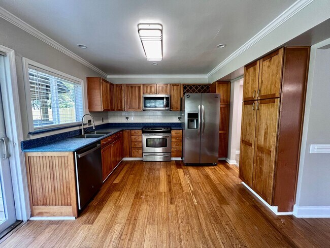 Building Photo - Charming single family home on peaceful canal