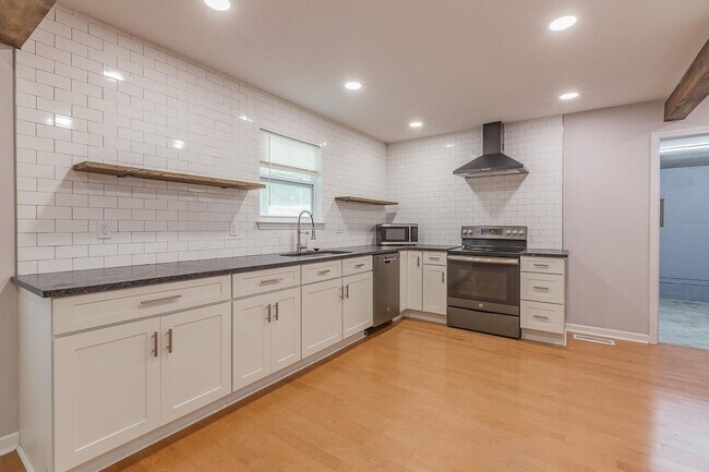 Building Photo - 3 bedroom updated home in a quiet, peaceful setting!