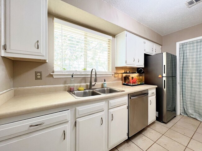 Building Photo - 9731 Anderson Village Dr