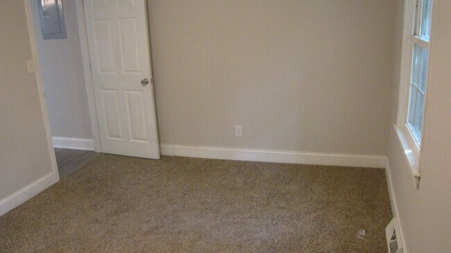 Building Photo - Charming 3 Bedroom, 1 Bathroom Home