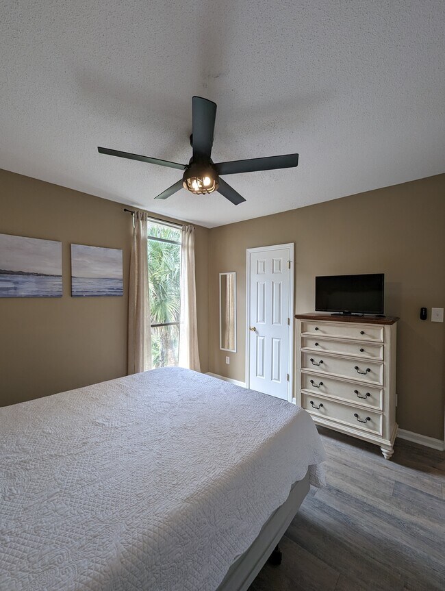 Building Photo - 42 S Forest Beach Dr