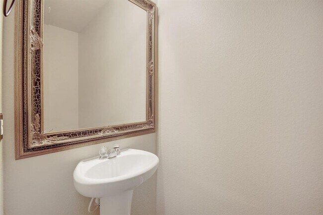Building Photo - 421 Pentire Way