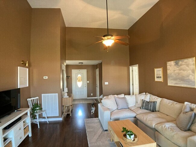 Building Photo - $1800 3 Bedrooms 2.5 Bath Brick Home with a bonus room!