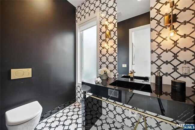 Building Photo - 44 Floral Terrace