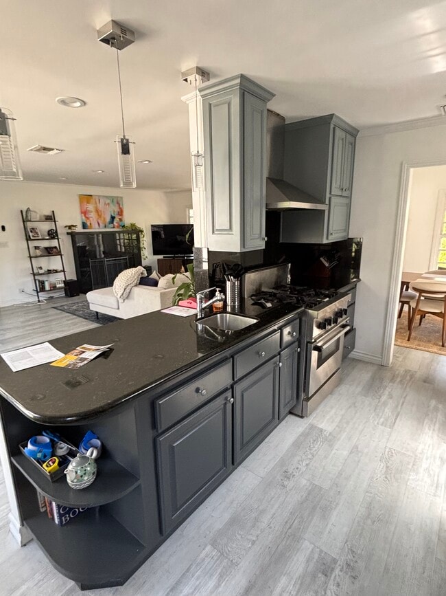 Building Photo - 1845 Pandora Ave