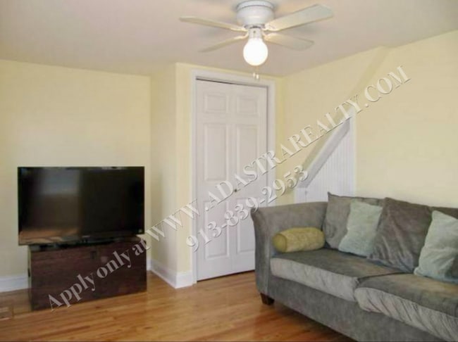 Building Photo - Updated 3 Bed 1 Bath Home Minutes From the...