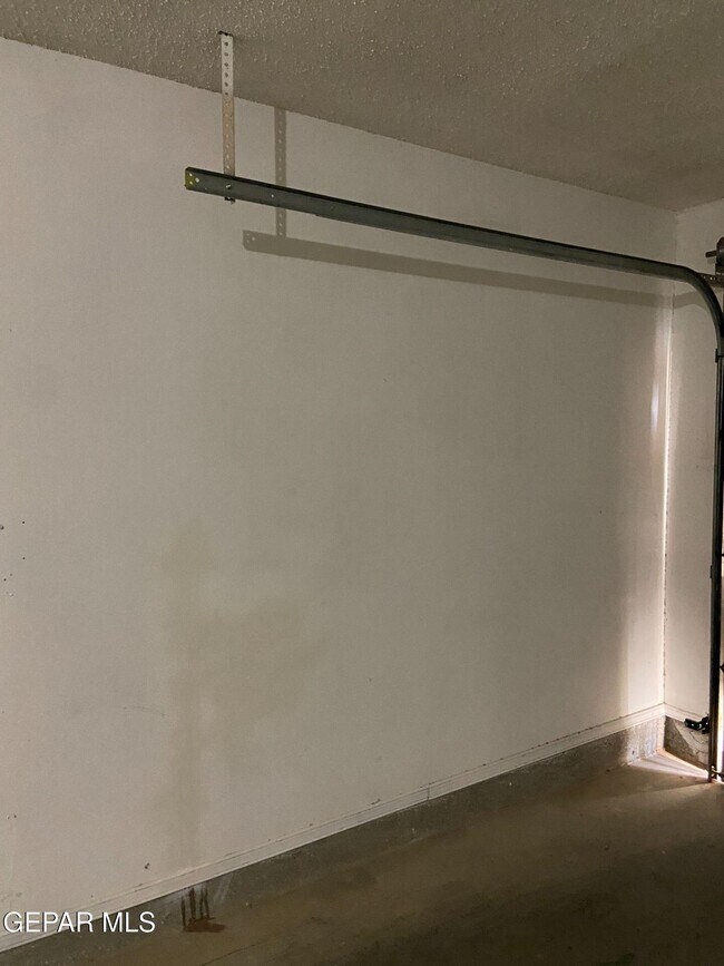 Building Photo - 6721 El Parque Dr