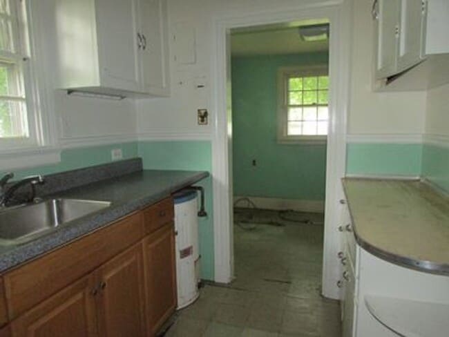 Building Photo - 2210 Shirleydale Ave