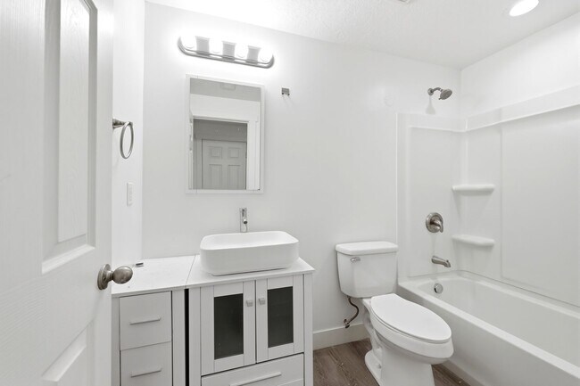 Building Photo - Waters Edge Townhome