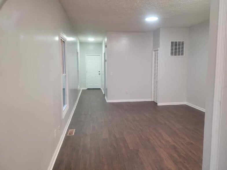 Building Photo - 129 Manhattan St