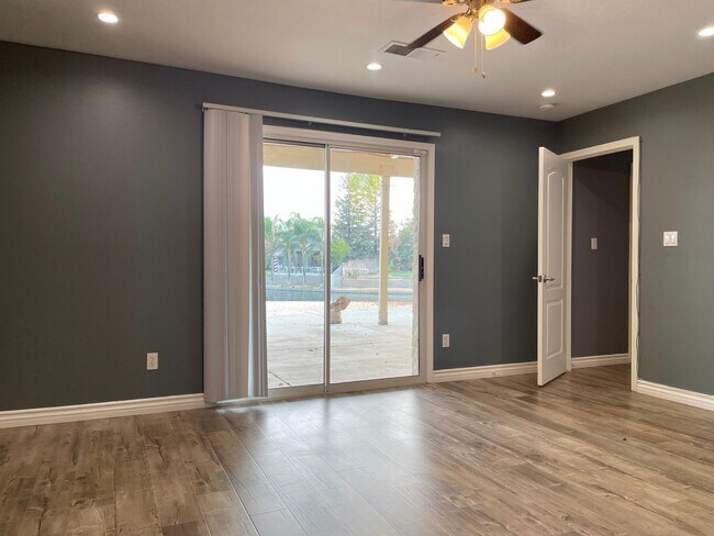 Building Photo - SPECIAL OF THE MONTH -   Beautiful NW Bakersfield Home with Lake Access!!