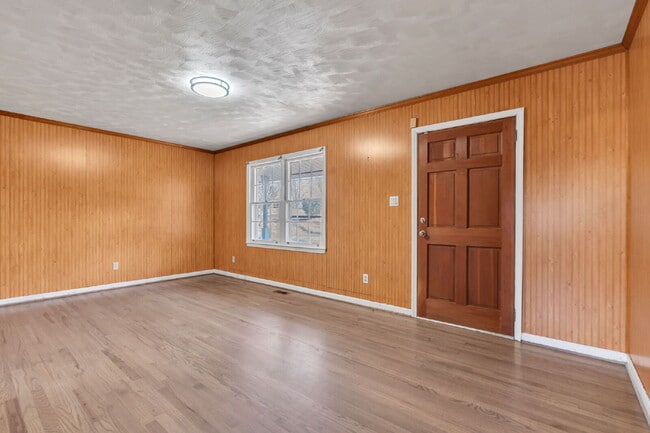 Building Photo - Well maintained 3 bedroom, 1 bath single family home with yard, carport and storage shed on quiet...