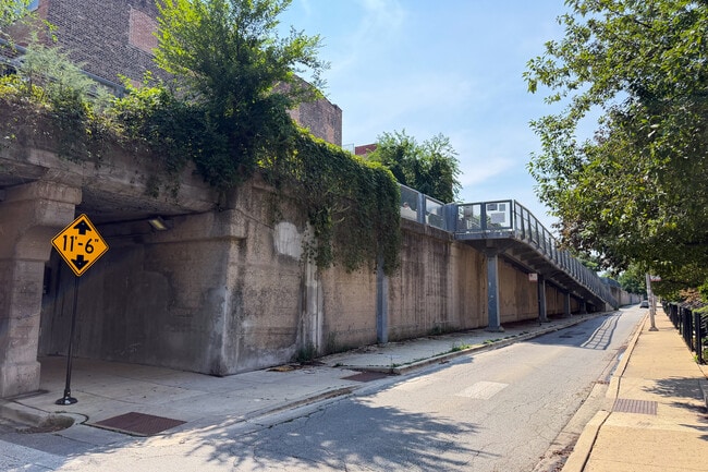 Building Photo - 1740 N Maplewood Ave