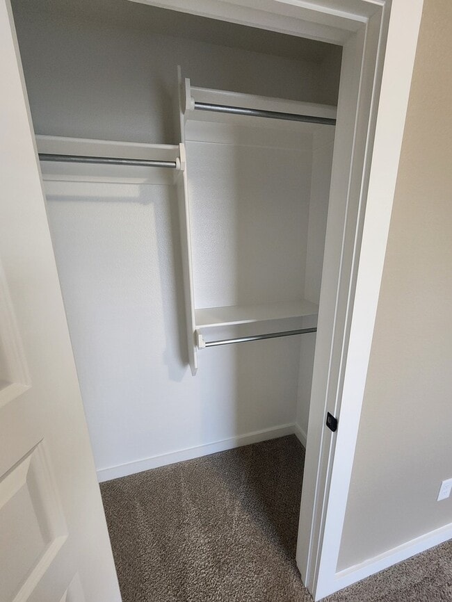 Building Photo - 3 bed 2 bath home, 1 car garage