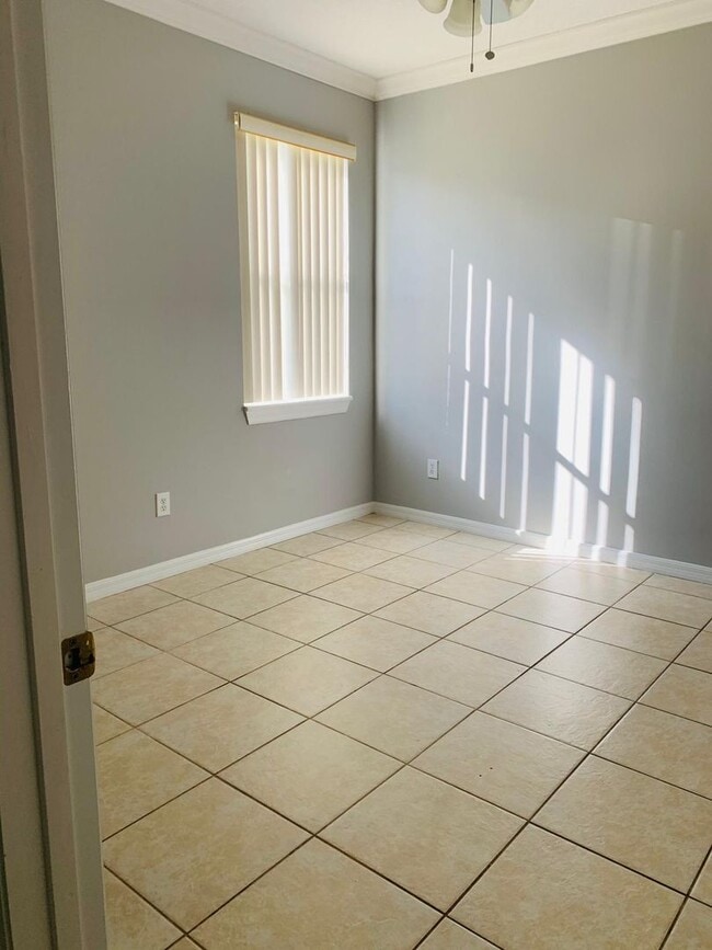 Building Photo - Beautiful 4 bed 3 bath plus Office and Pri...