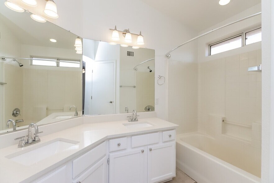 Building Photo - 1012 N Blackstone Dr