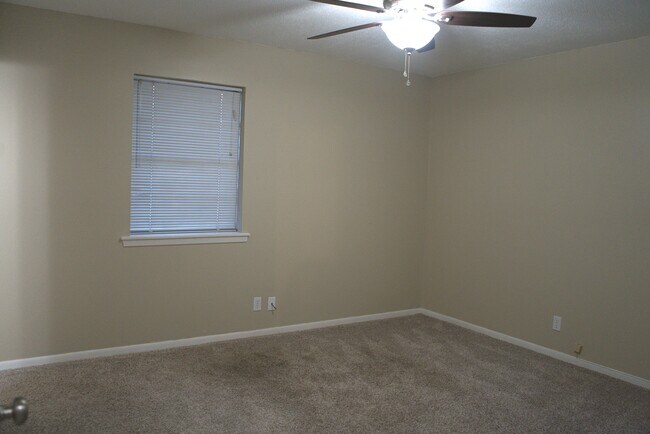 Building Photo - 421 Brigadoon St