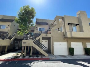 Building Photo - 2 Bed, 2 Bath upper end unit in Beautiful ...