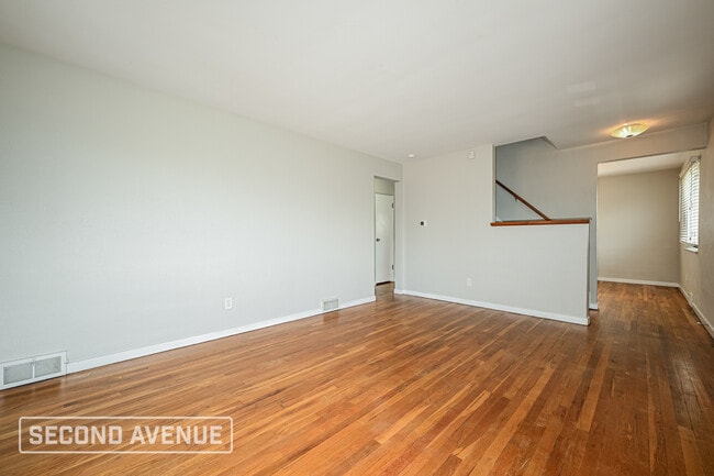 Building Photo - 1031 Greenlawn Dr