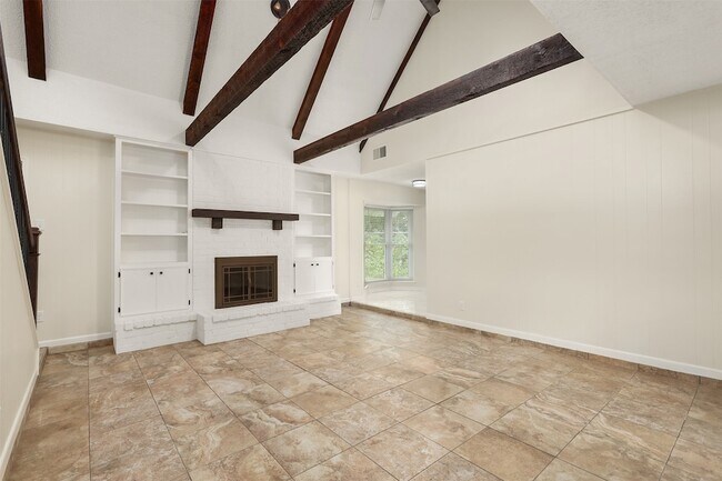 Building Photo - 831 Silverpines Rd