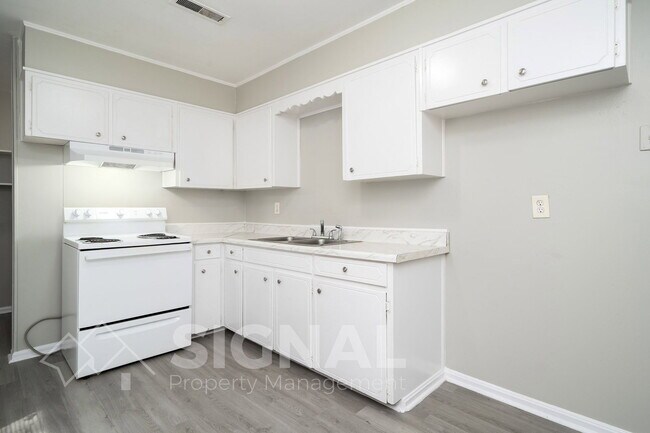 Building Photo - 320 Argonne Dr NE