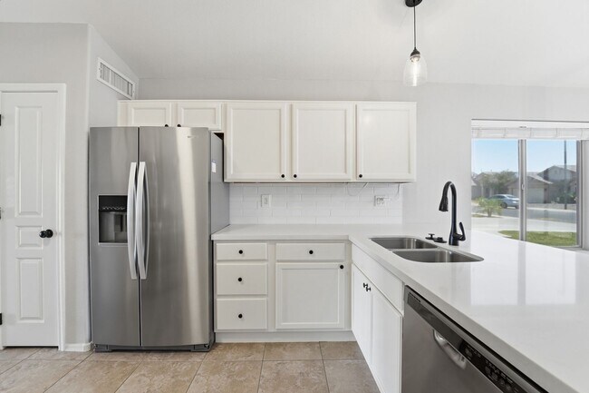 Building Photo - Welcome to this well-maintained 3-bedroom, 2-bath home in Gilbert, AZ!