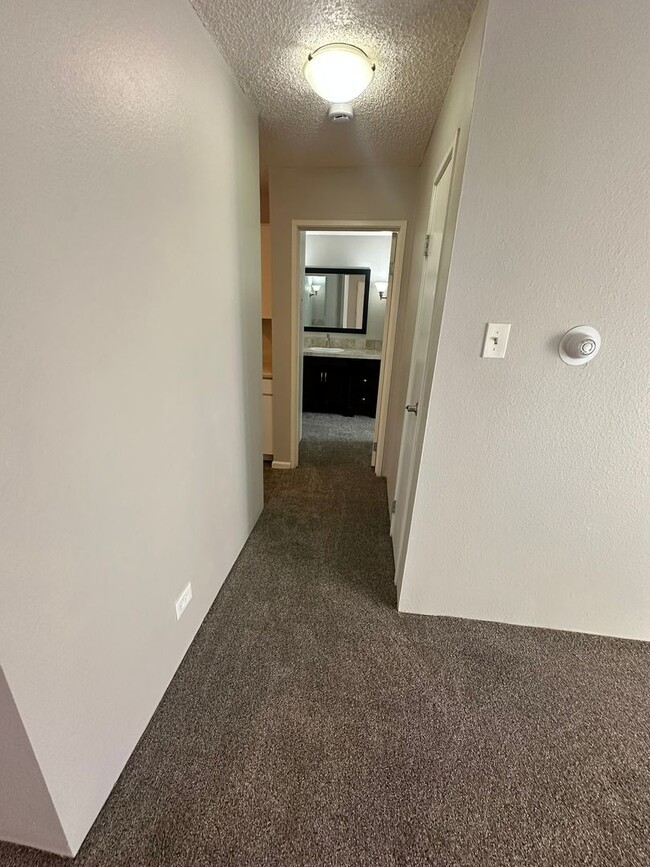 Building Photo - LOCATION LOCATION!! Newly remodeled 1-bedr...