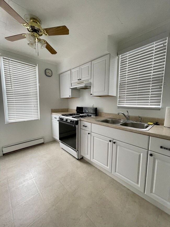 Building Photo - Coraopolis - 2 Bed 2 Bath - Immaculately M...
