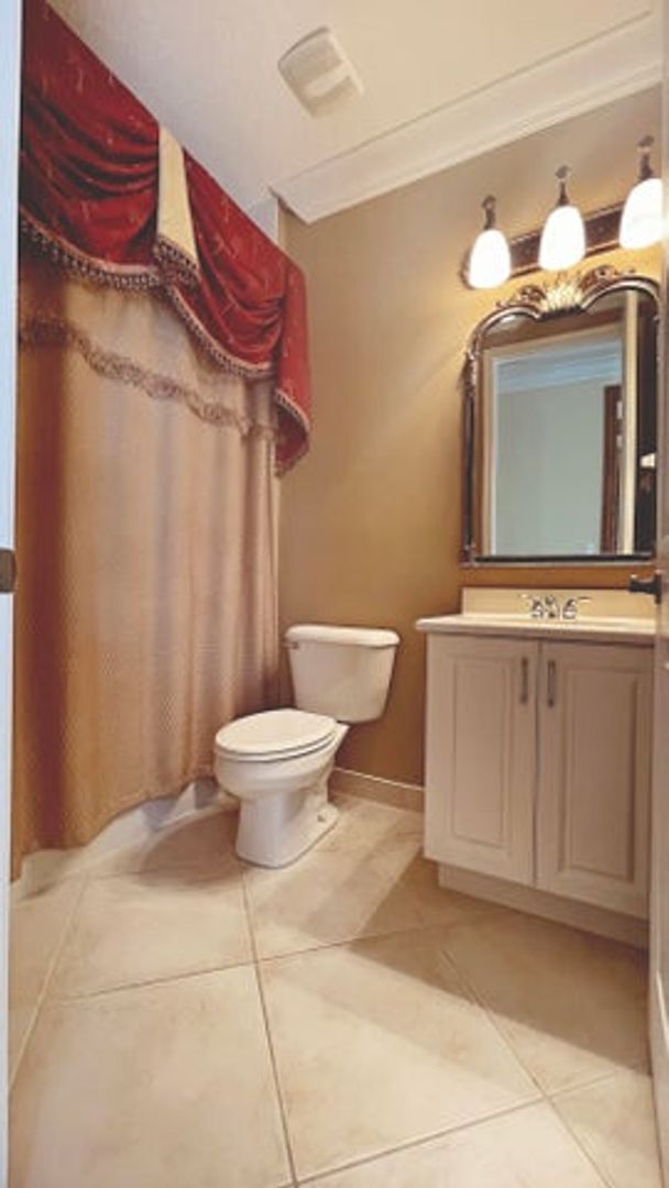 Building Photo - 9843 Vía Amati