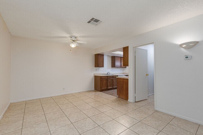 Building Photo - Single story one bedroom: MOVE IN SPECIAL:...