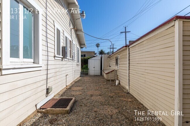 Building Photo - 1137 1/2 Echo Park Ave-