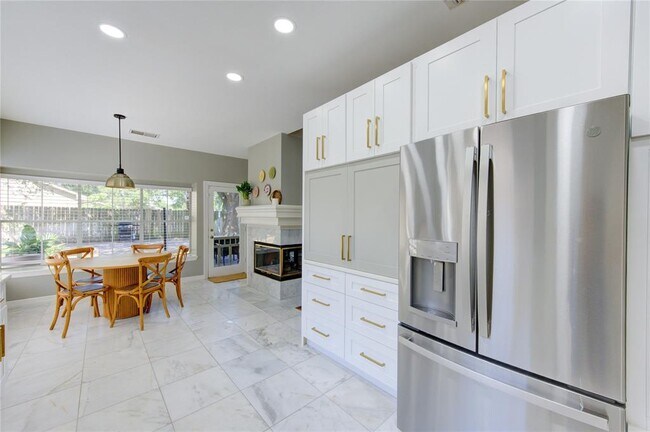 Building Photo - 1526 Forest Home Dr