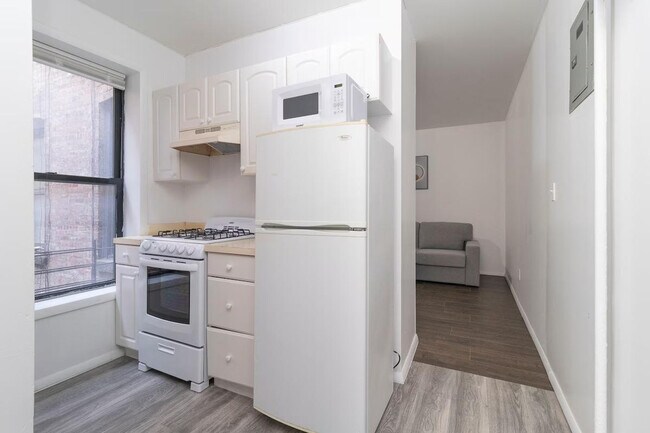 Building Photo - 1823 2nd Ave