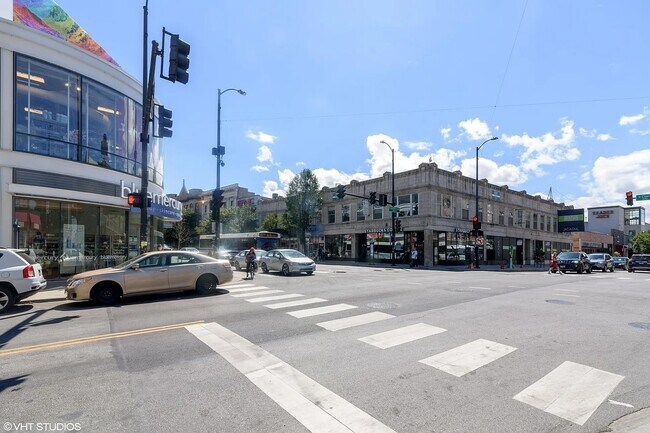 Building Photo - 559 W Surf St