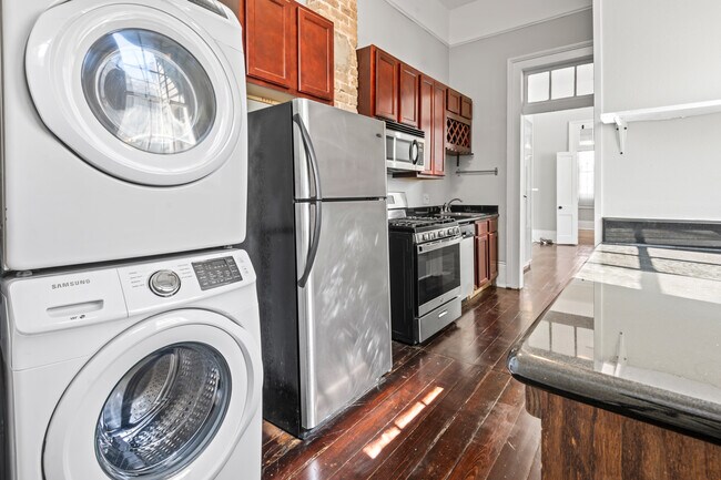 Building Photo - 1413 Burgundy St