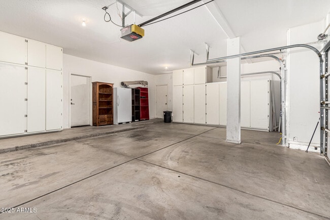 Building Photo - 6804 W Lone Cactus Dr