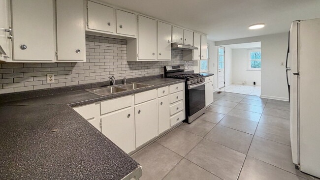 Building Photo - For Rent: 3+ BR, 3BA house. (Please speak with us before applying.)