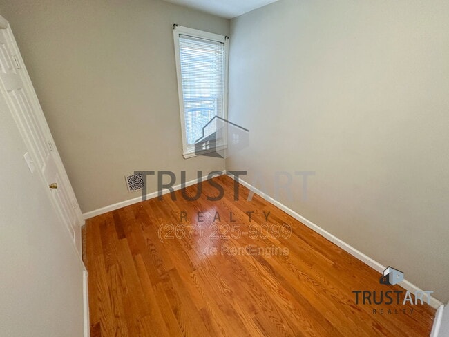 Building Photo - 1841 E Clementine St