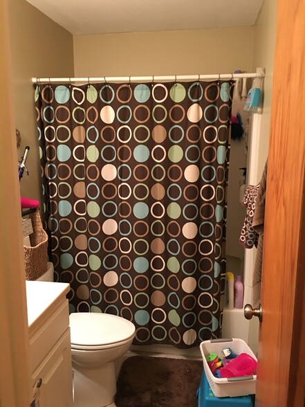 Bathroom - 5810 Wilshire Boulevard