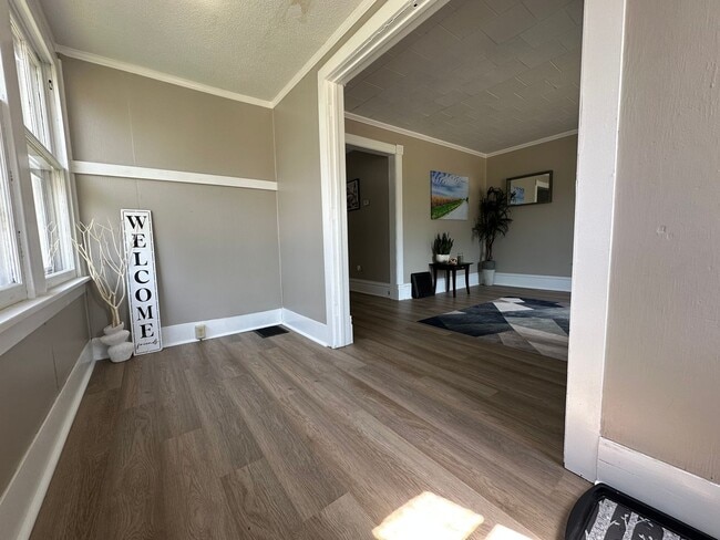 Building Photo - Renovated 3 bedroom house for rent in Wate...