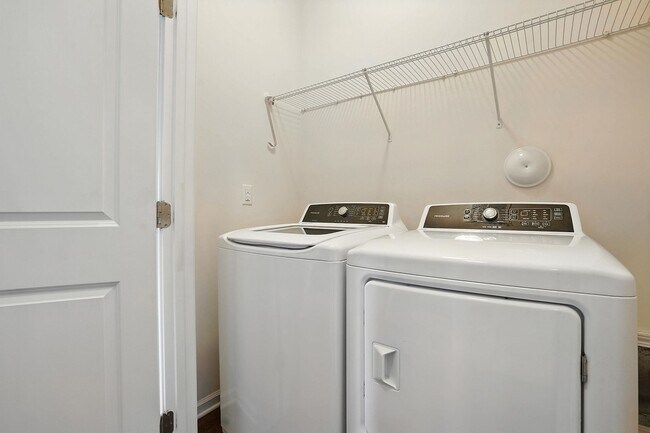 Building Photo - AVAILABLE NOW! GREAT HOME IN GARNER, NC.
