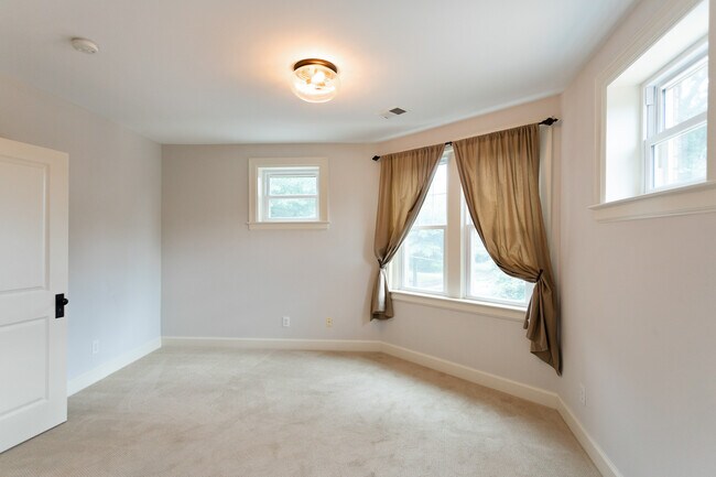 Building Photo - 1601 Spring Dr